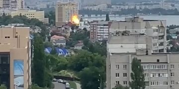 В Воронеже беспилотник врезался в жилой дом