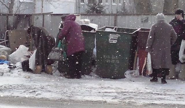 Российские пенсионеры выстраиваются в очередь возле мусорных баков (видео)