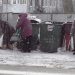 Российские пенсионеры выстраиваются в очередь возле мусорных баков (видео)